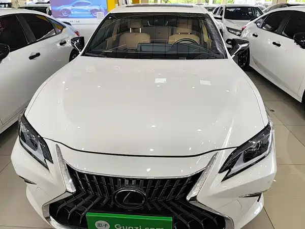 Lexus ES 2024