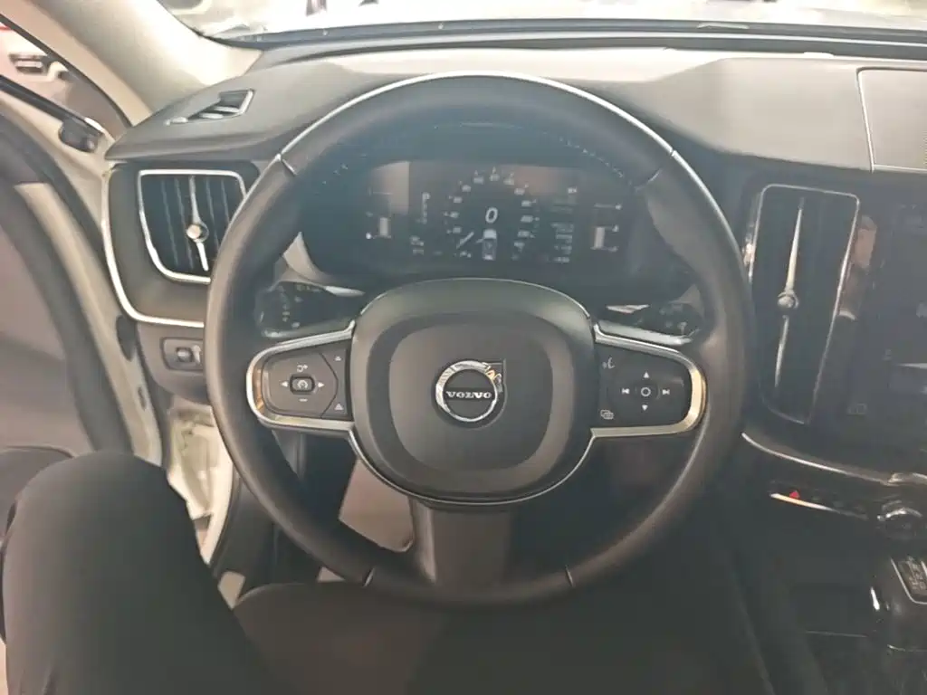 Volvo XC60 2020 — фото 11