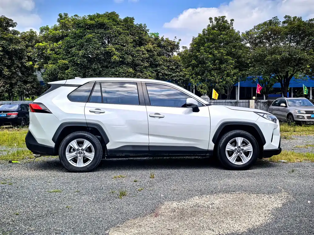 Toyota RAV4 2022 — фото 12