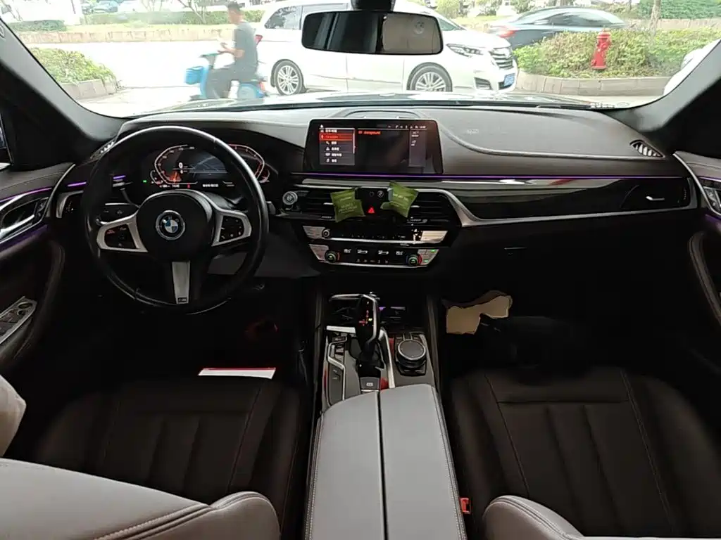 BMW 5 Series 2020 — фото 10