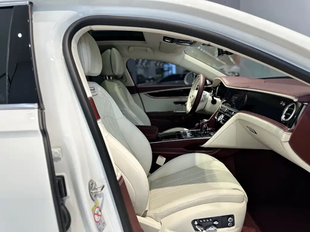 Bentley Flying Spur 2024 — фото 15