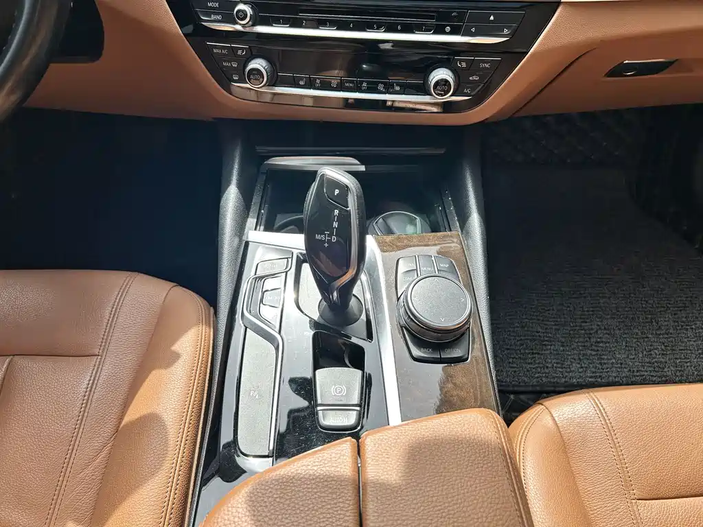 BMW 5 Series 2018 — фото 13