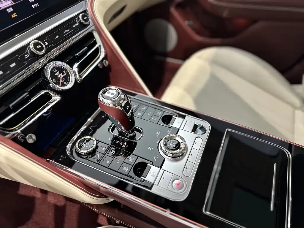 Bentley Flying Spur 2024 — фото 10