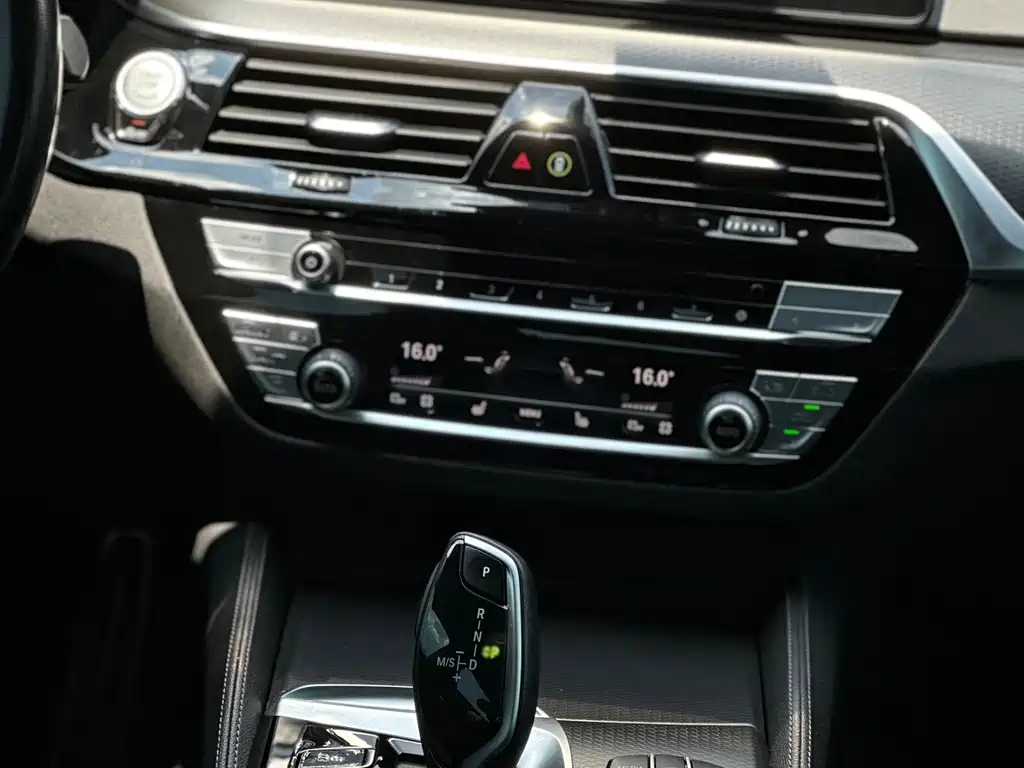 BMW 5 Series 2021 — фото 16