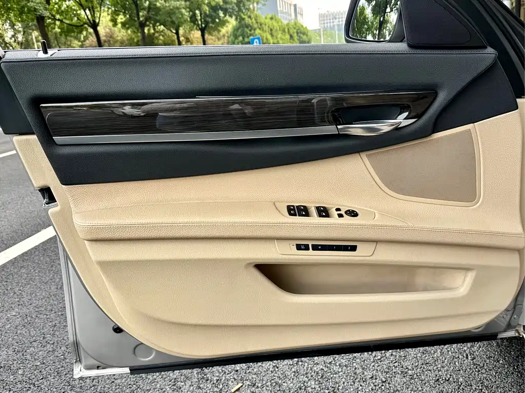 BMW 7 Series 2015 — фото 12