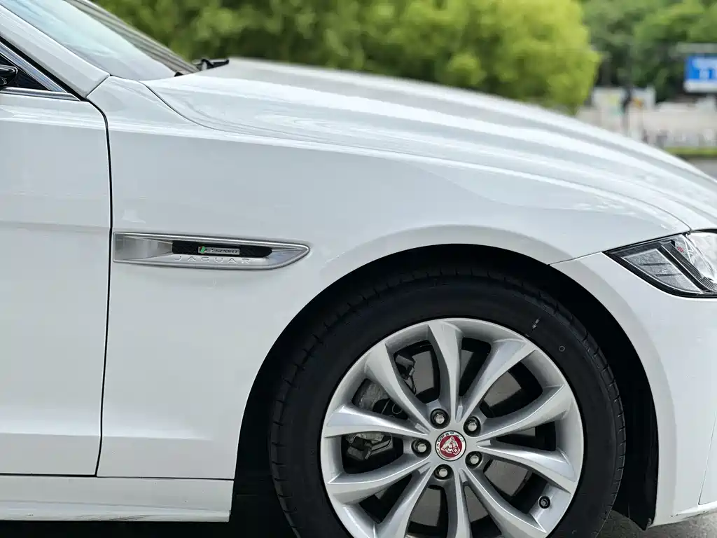 Jaguar XF 2016 — фото 6