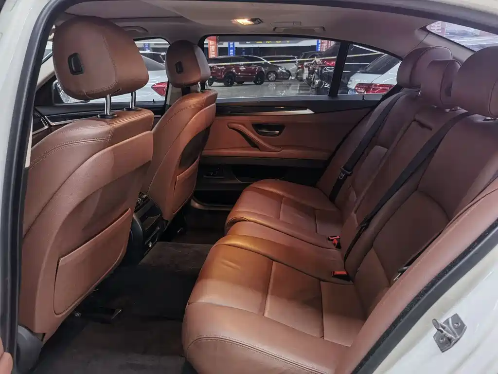 BMW 5 Series 2016 — фото 11