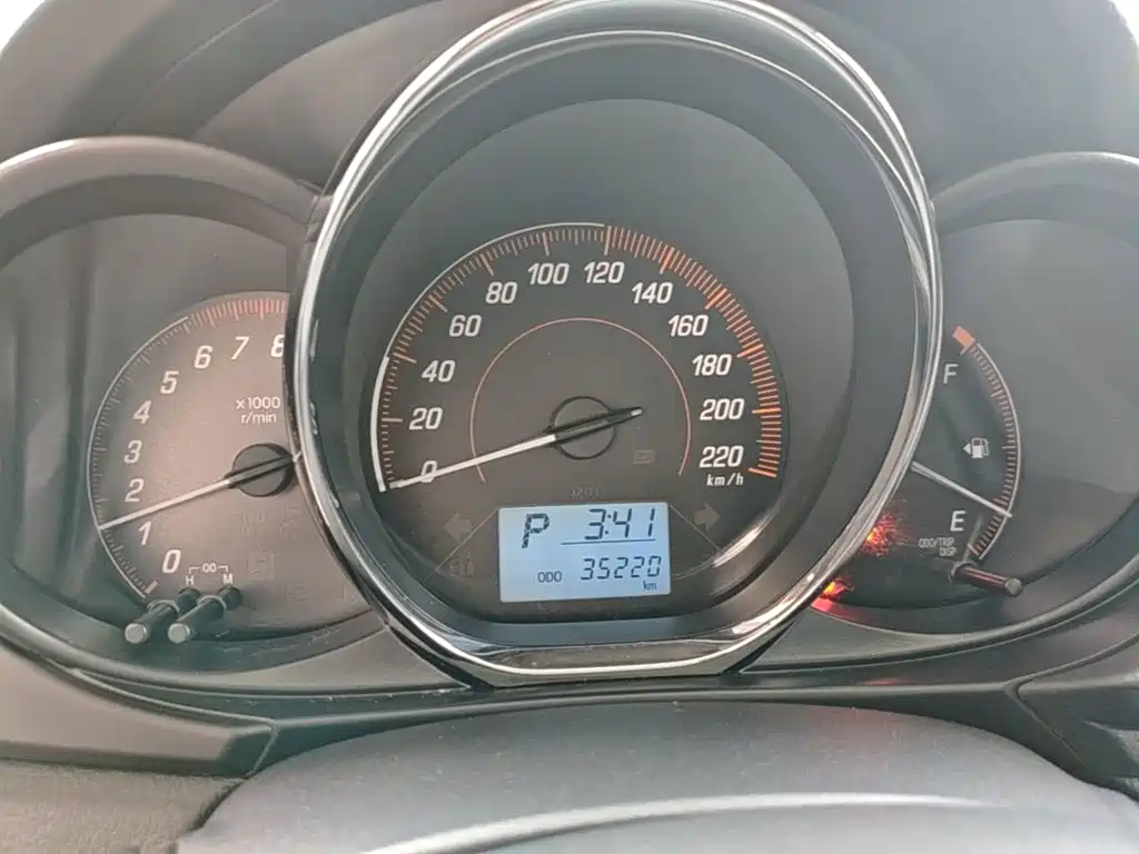 Toyota Yaris L 2020 — фото 12