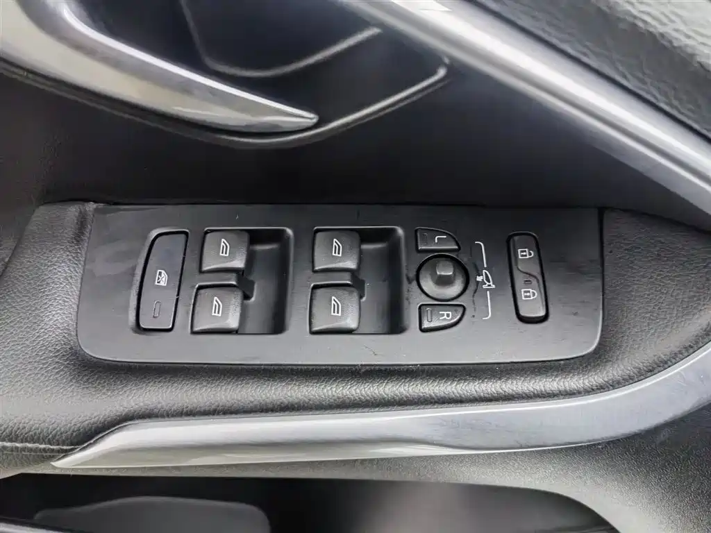 Volvo V40 2017 — фото 9