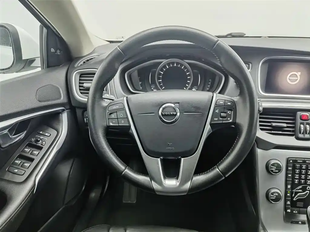 Volvo V40 2017 — фото 11