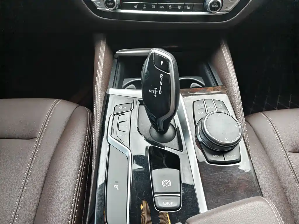 BMW 5 Series 2019 — фото 16