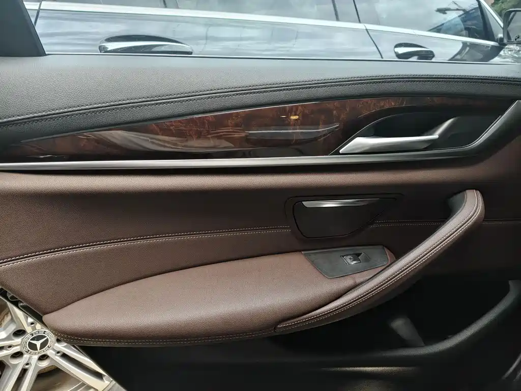 BMW 5 Series 2019 — фото 19