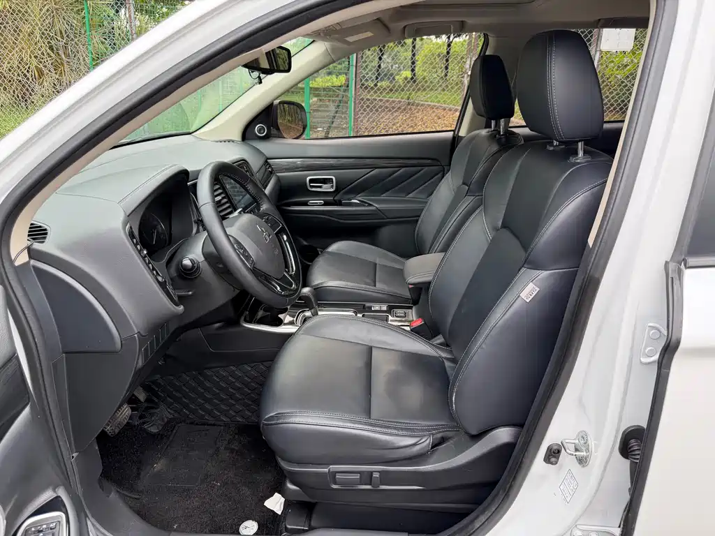 Mitsubishi Outlander 2020 — фото 8