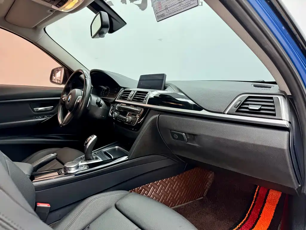 BMW 3 Series 2018 — фото 13