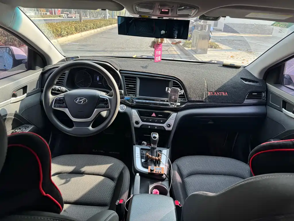 Hyundai Elantra 2017 — фото 12