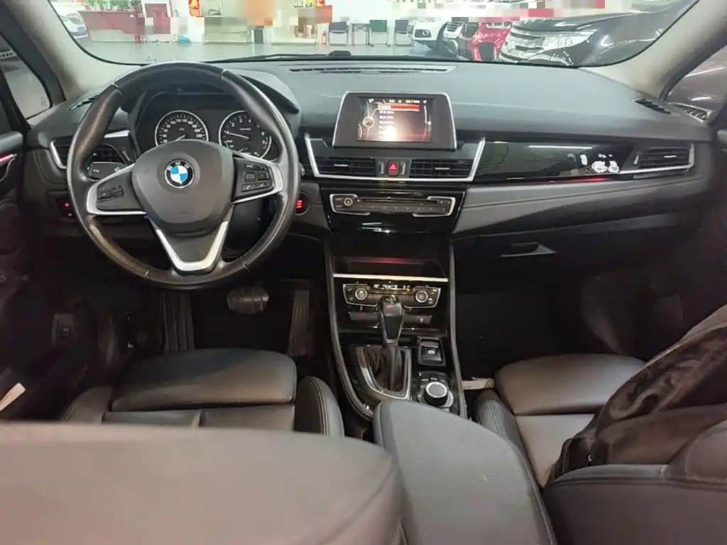 BMW 2 Series Wagon 2017 — фото 10