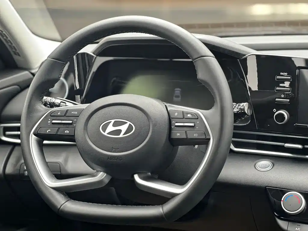 Hyundai Elantra 2023 — фото 11