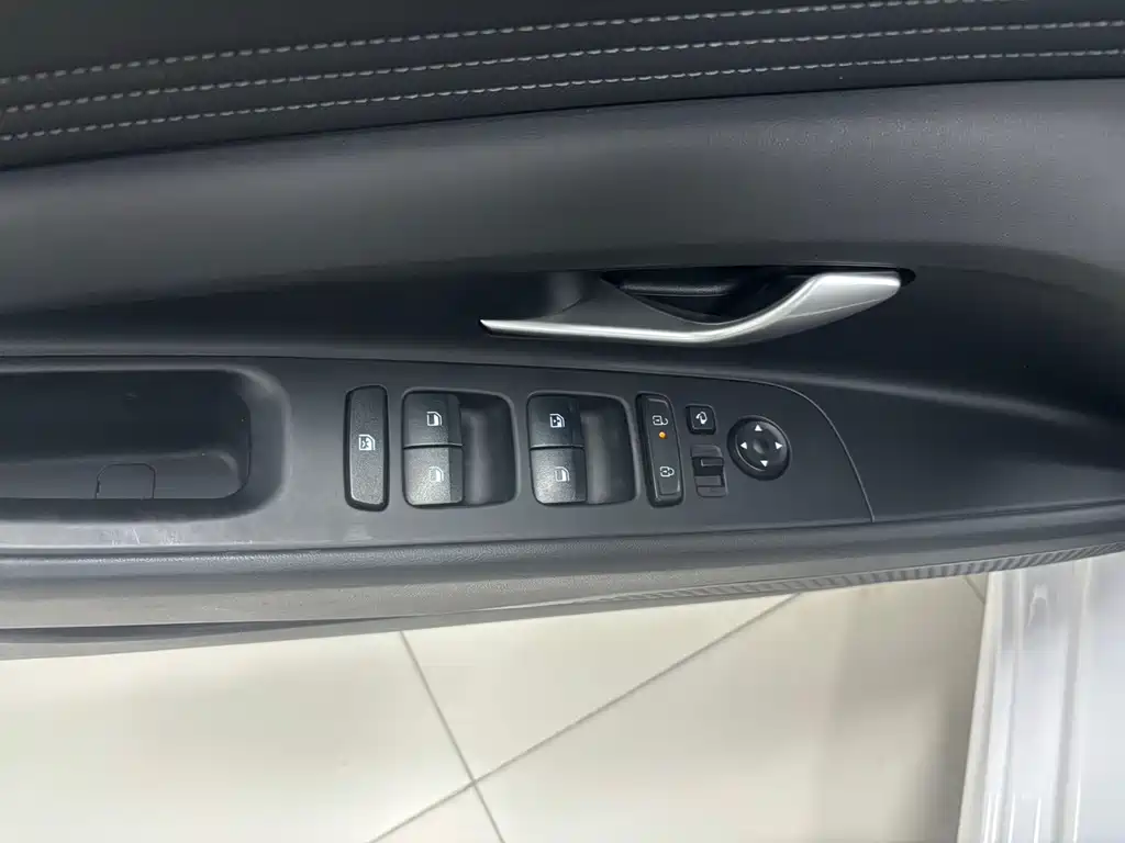 Hyundai Elantra 2023 — фото 21