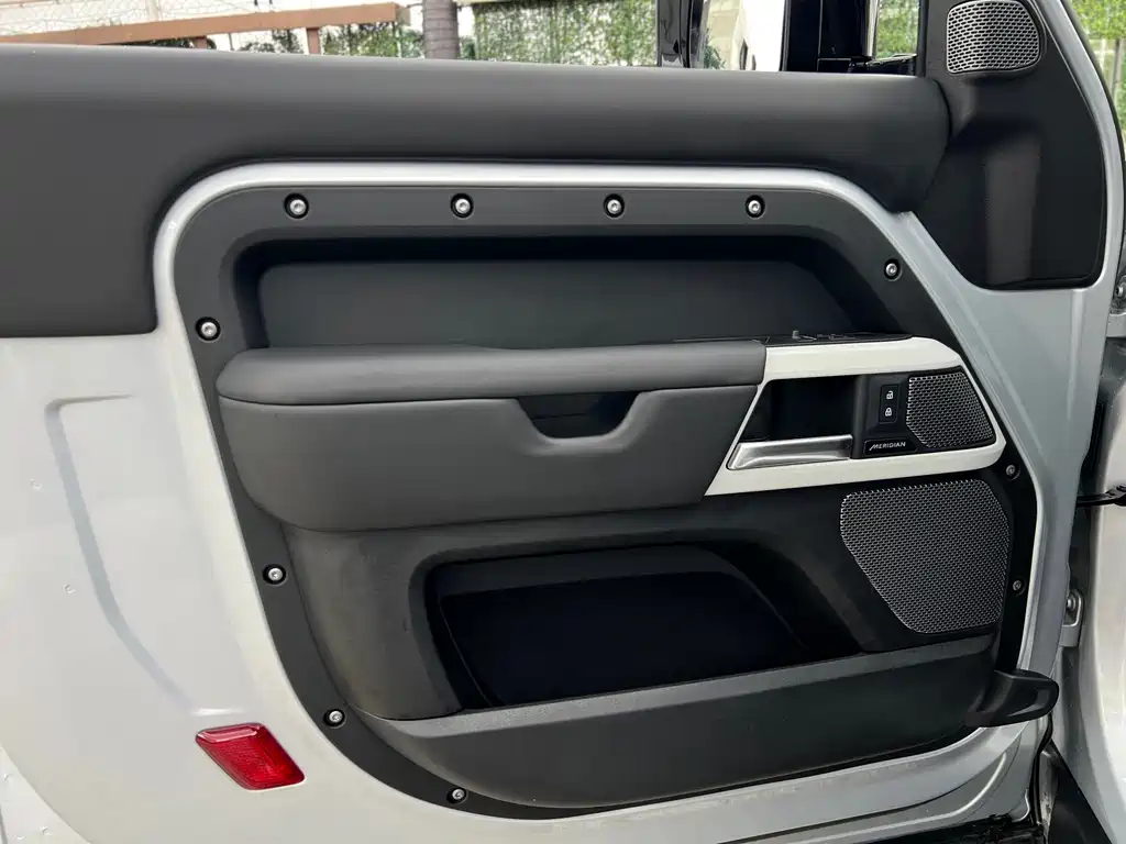Land Rover Defender 2023 — фото 20
