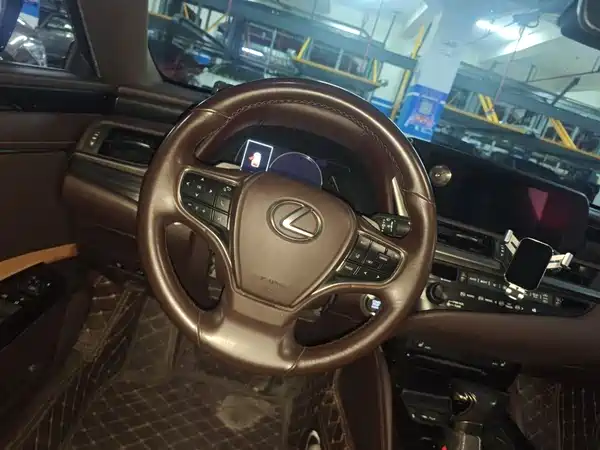 Lexus ES 2019