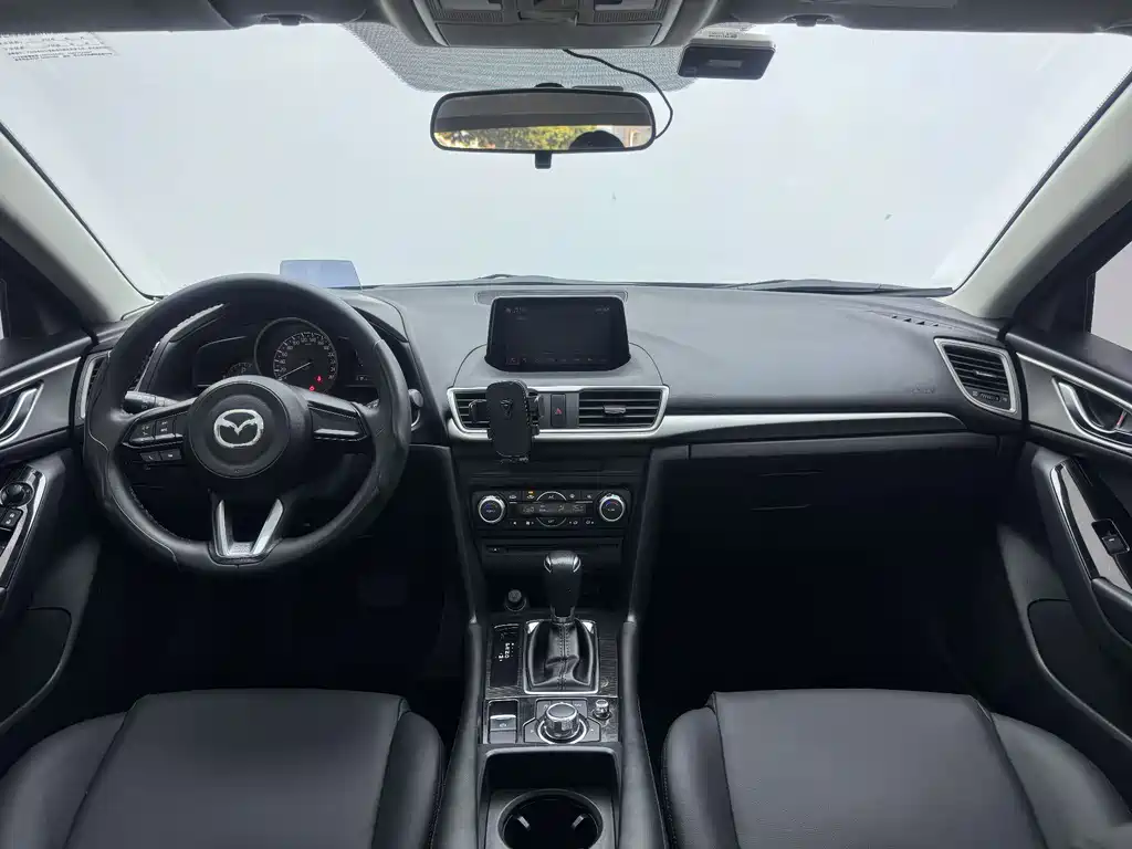 Mazda 3 Axela 2018 — фото 21
