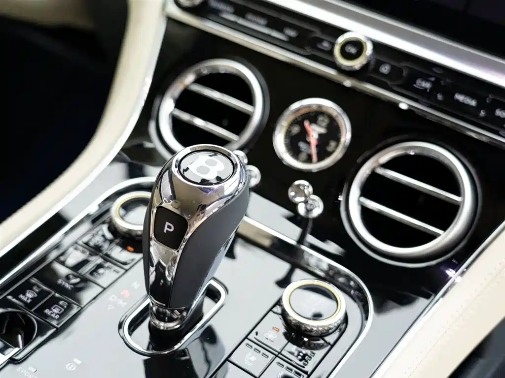 Bentley Continental 2024 — фото 18