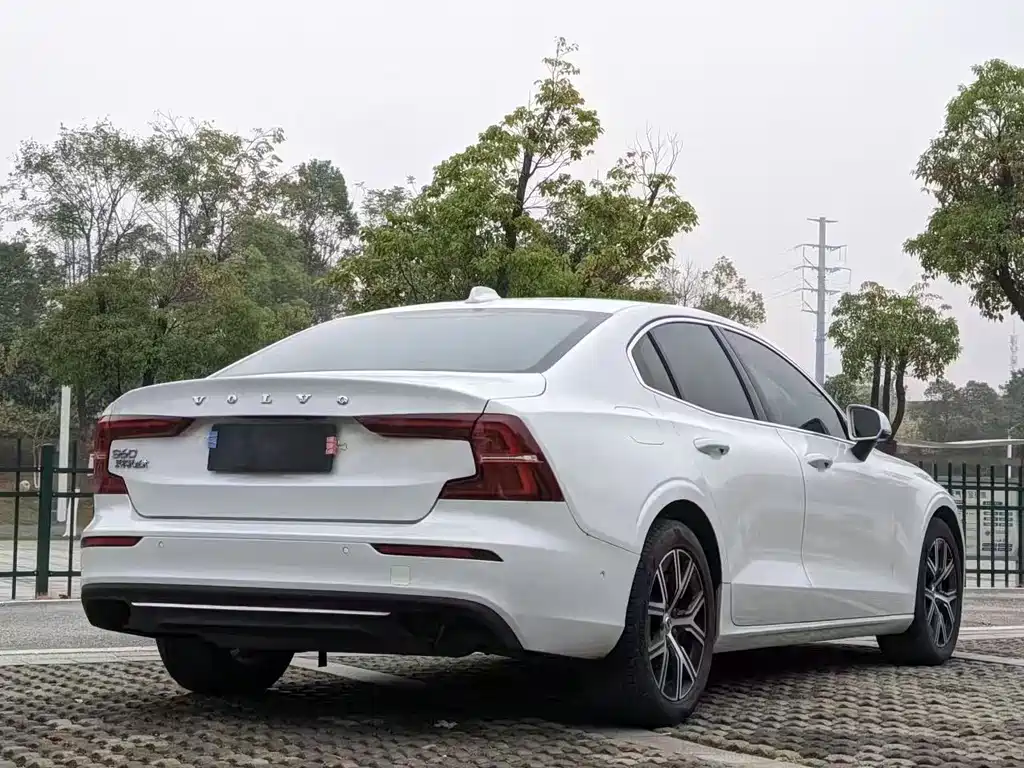 Volvo S60 2022 — фото 9