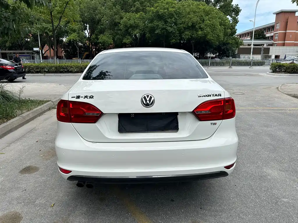Volkswagen Sagitar 2015