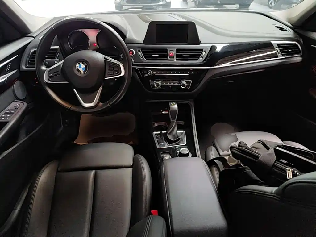 BMW 1 Series 2019 — фото 16
