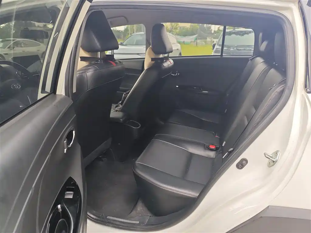 Toyota Yaris L 2023 — фото 17