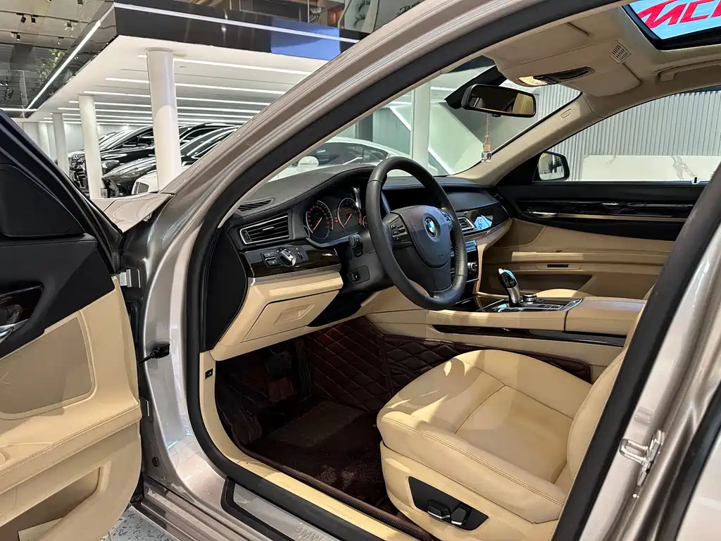 BMW 7 Series 2011 — фото 10