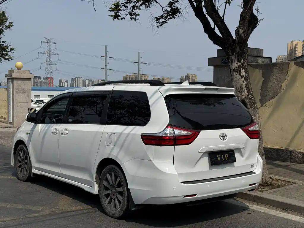 Toyota Sienna 2019 — фото 9