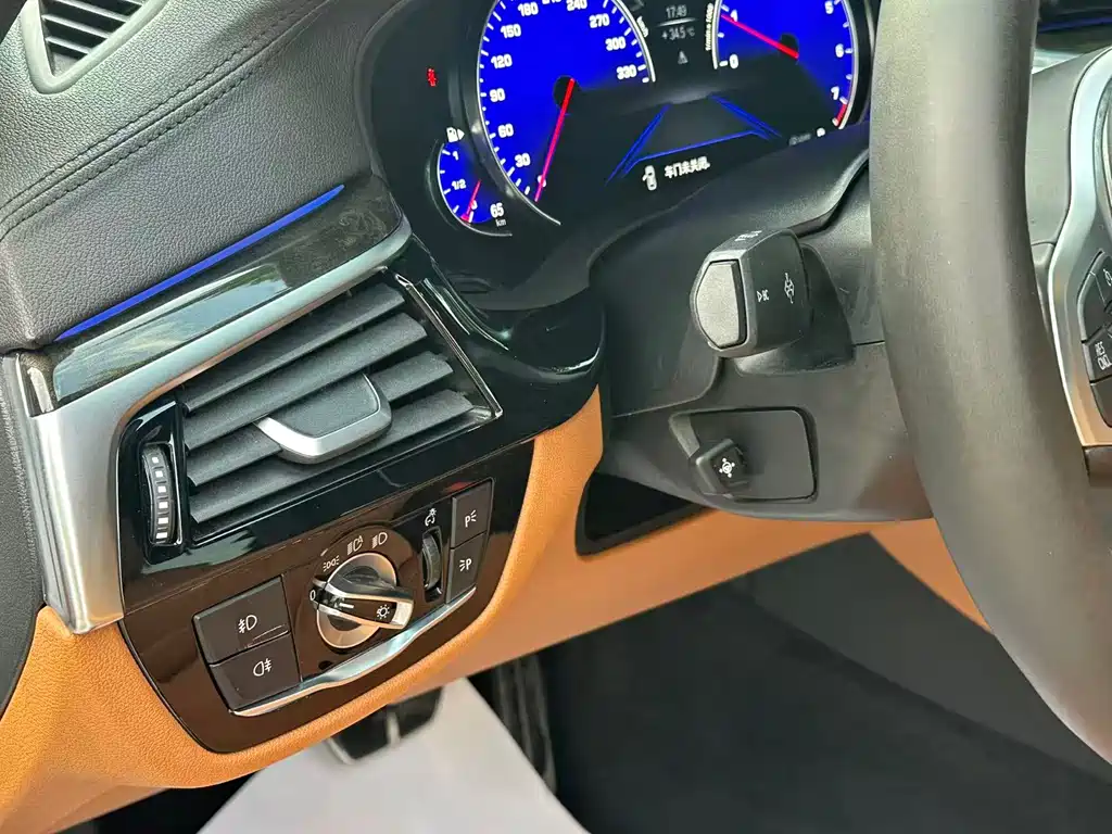 BMW 5 Series 2018 — фото 11
