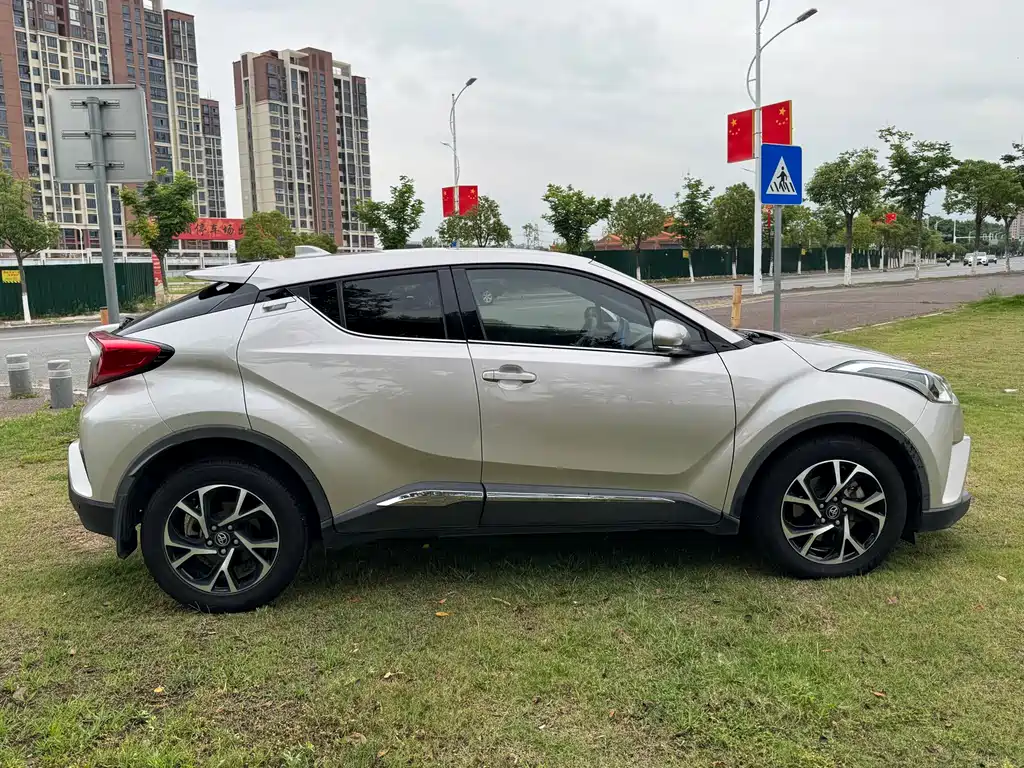 Toyota C-HR 2019 — фото 9