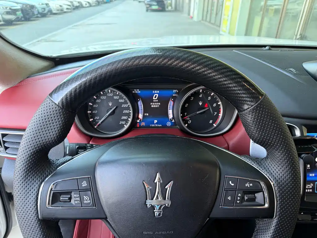 Maserati Levante 2018 — фото 19