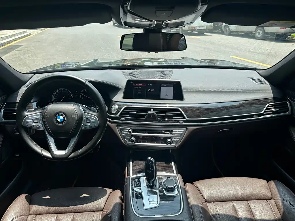 BMW 7 Series 2018 — фото 13