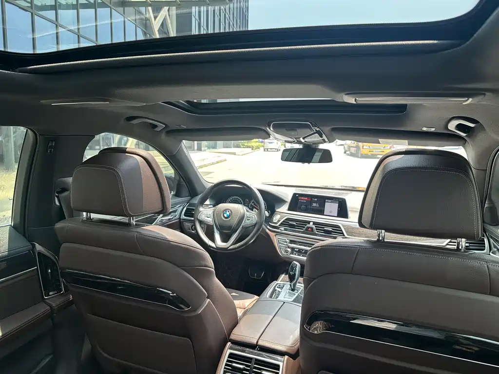 BMW 7 Series 2018 — фото 12