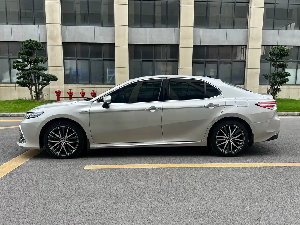 Toyota Camry 2023 — фото 2