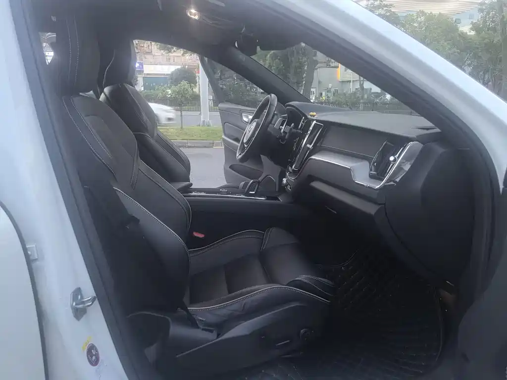 Volvo XC60 Plug-In Hybrid 2021 — фото 17