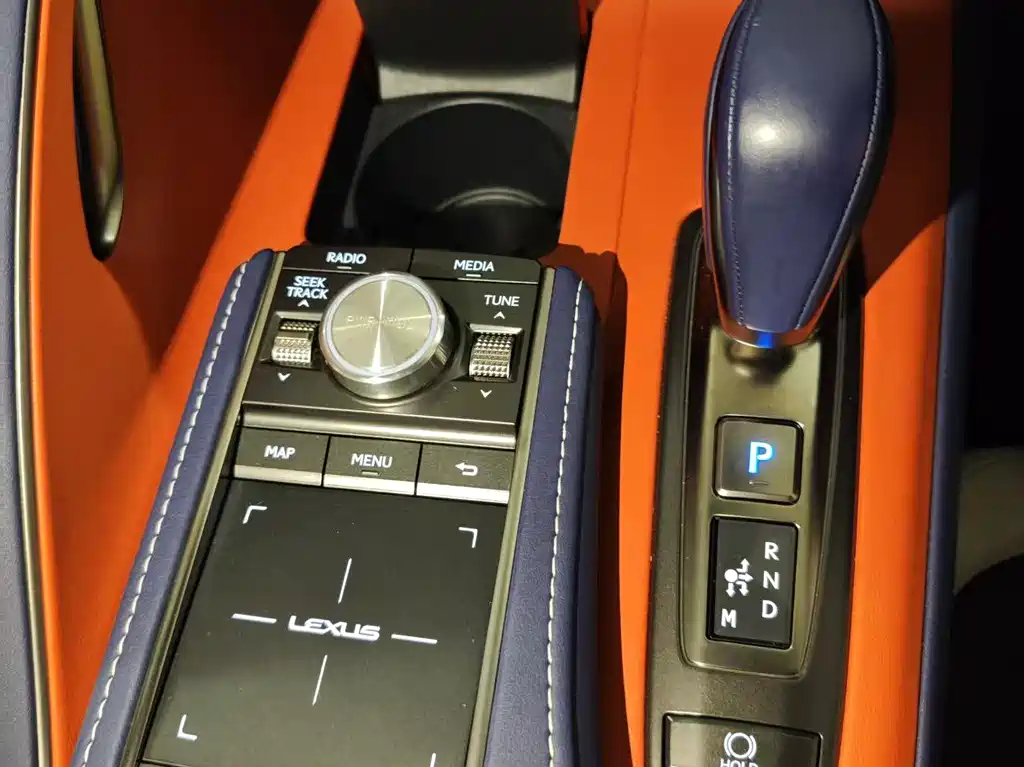 Lexus LC 2018 — фото 14