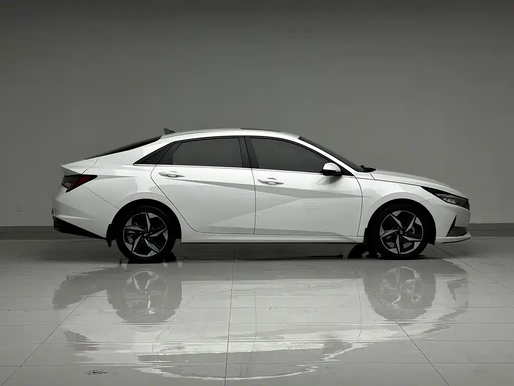 Hyundai Elantra 2023 — фото 4