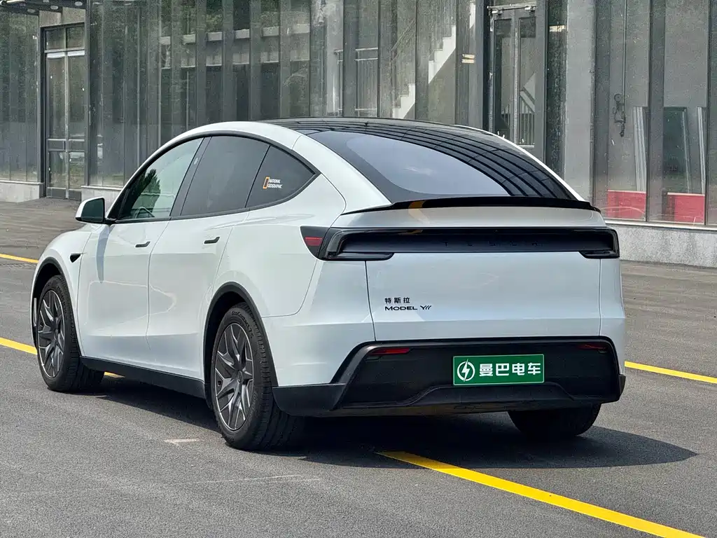 Tesla Model Y L 2025 — фото 8