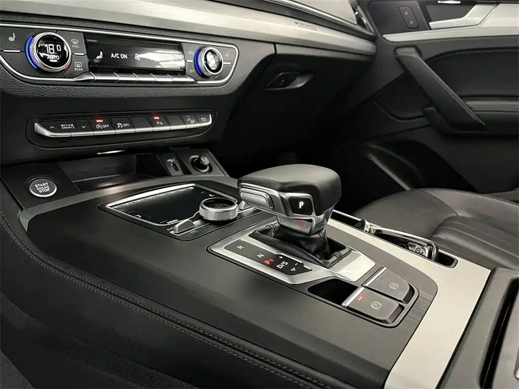 Audi Q5L 2020 — фото 11