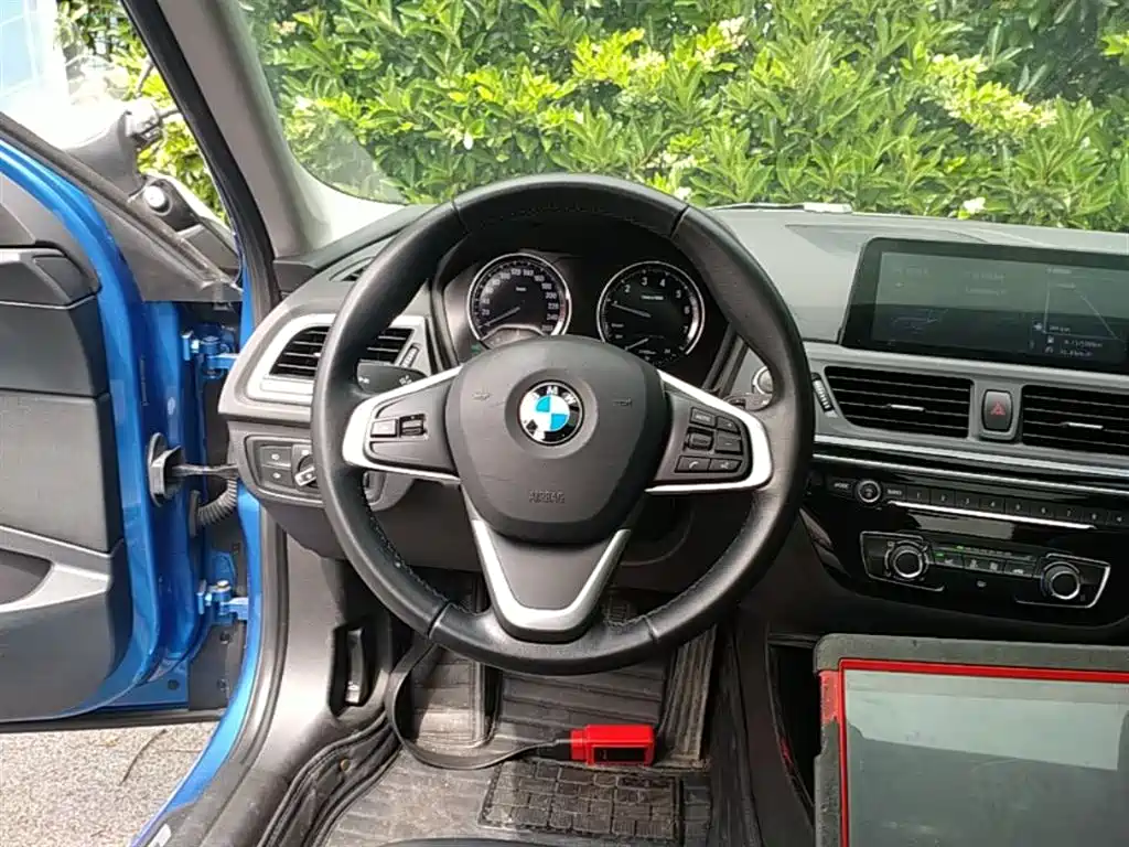 BMW 1 Series 2018 — фото 11