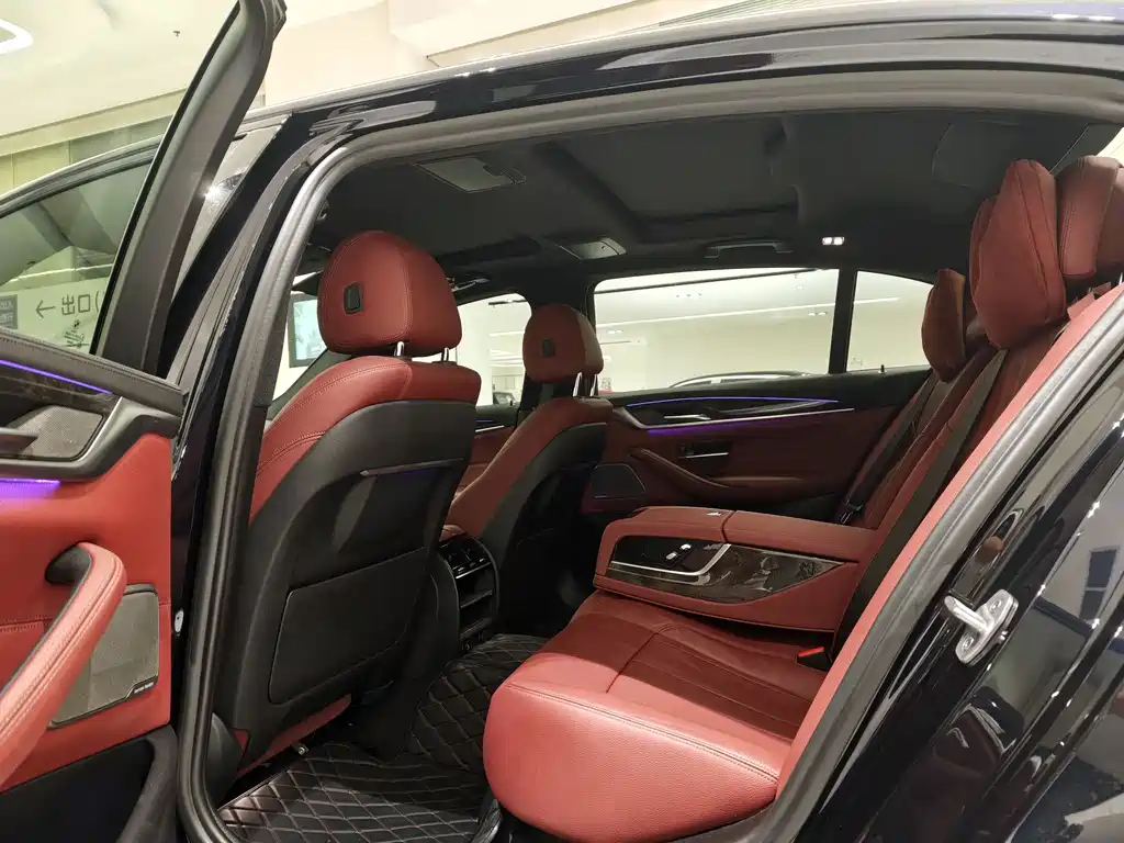 BMW 5 Series 2019 — фото 13