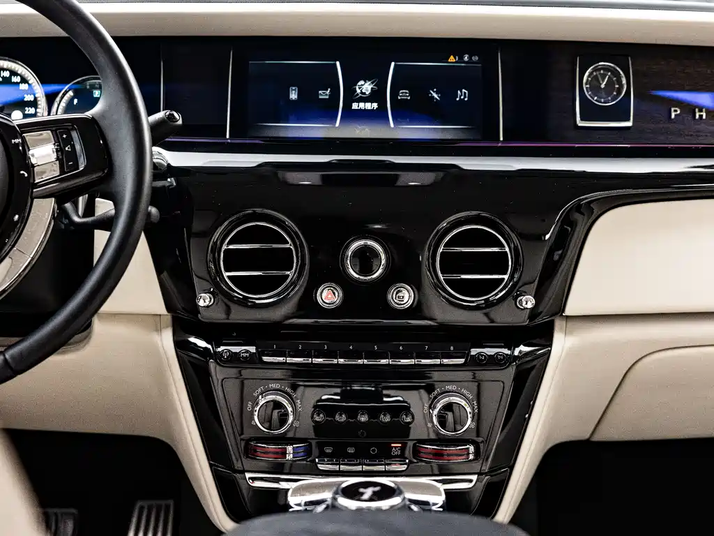 Rolls-Royce Phantom 2018 — фото 10
