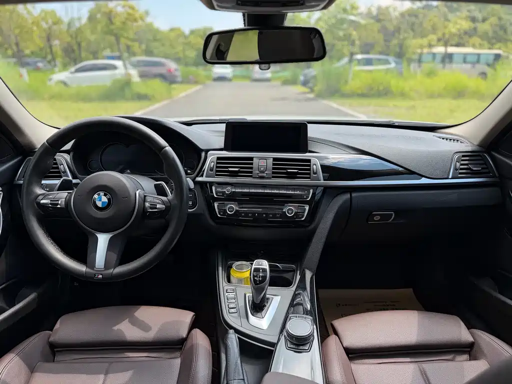 BMW 3 Series 2018 — фото 17