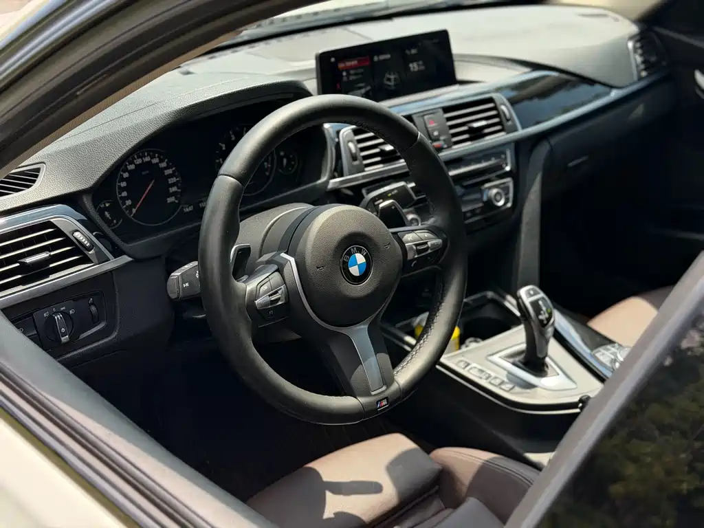 BMW 3 Series 2018 — фото 22