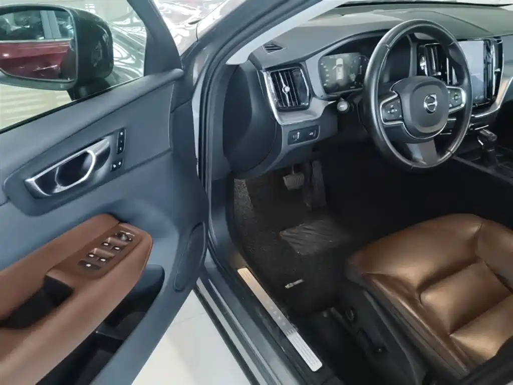 Volvo XC60 2019 — фото 16