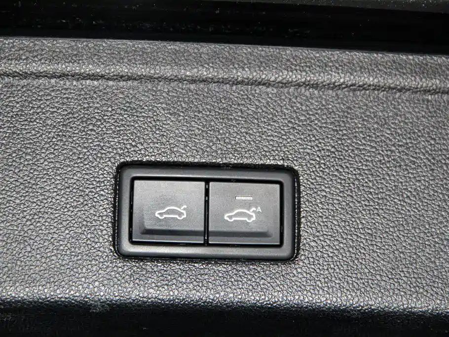 Volkswagen Touareg 2023 — фото 29